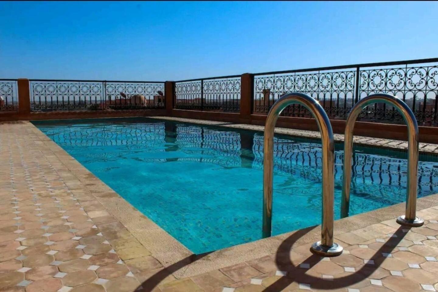 Raffine Idealement Situe Avec Piscine