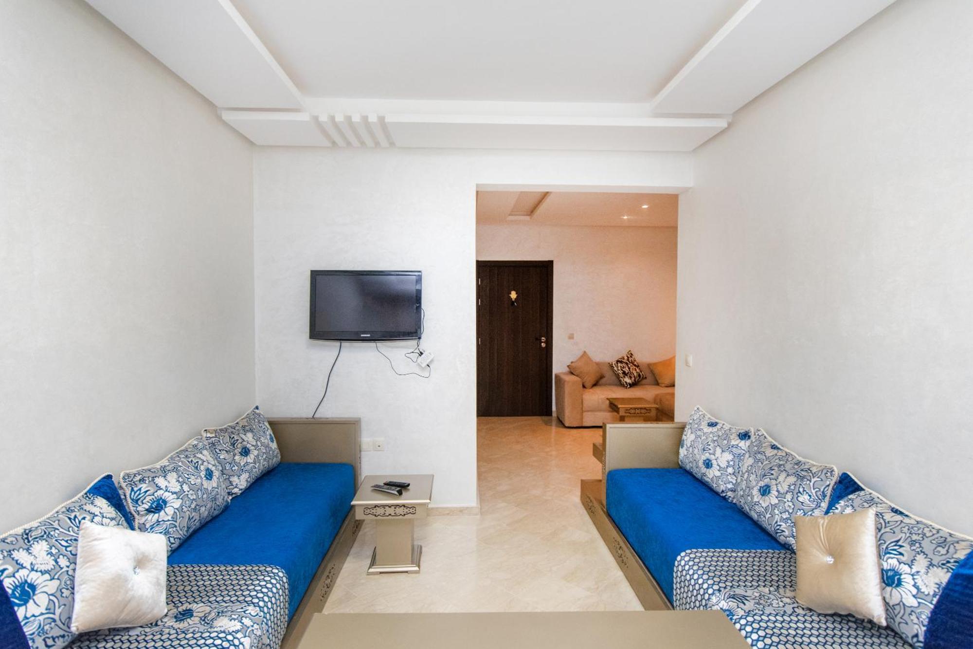 Apartment 10 Min Menara Airport, Con Piscina