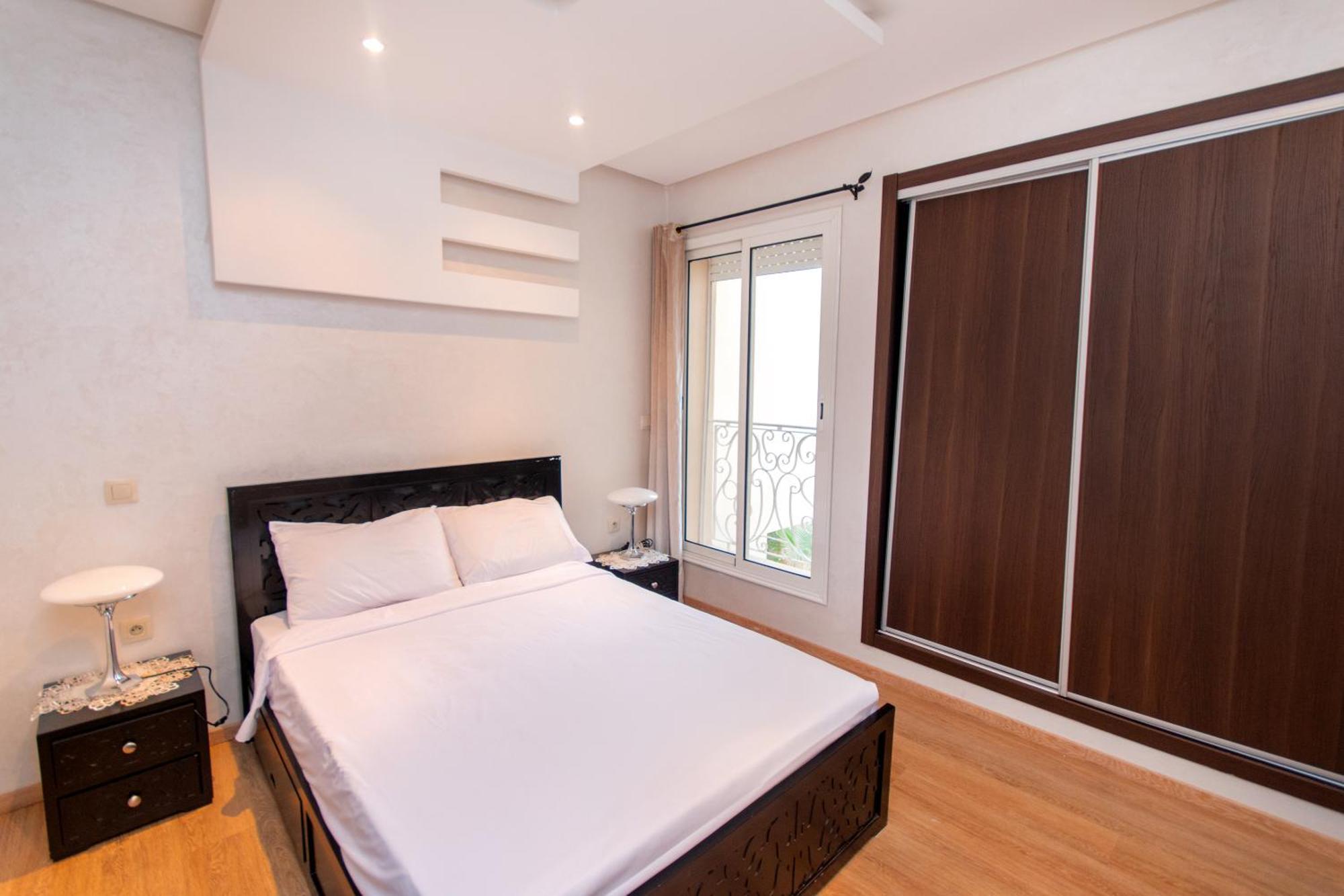 10 Min Menara Airport, Con Piscina Apartment *
