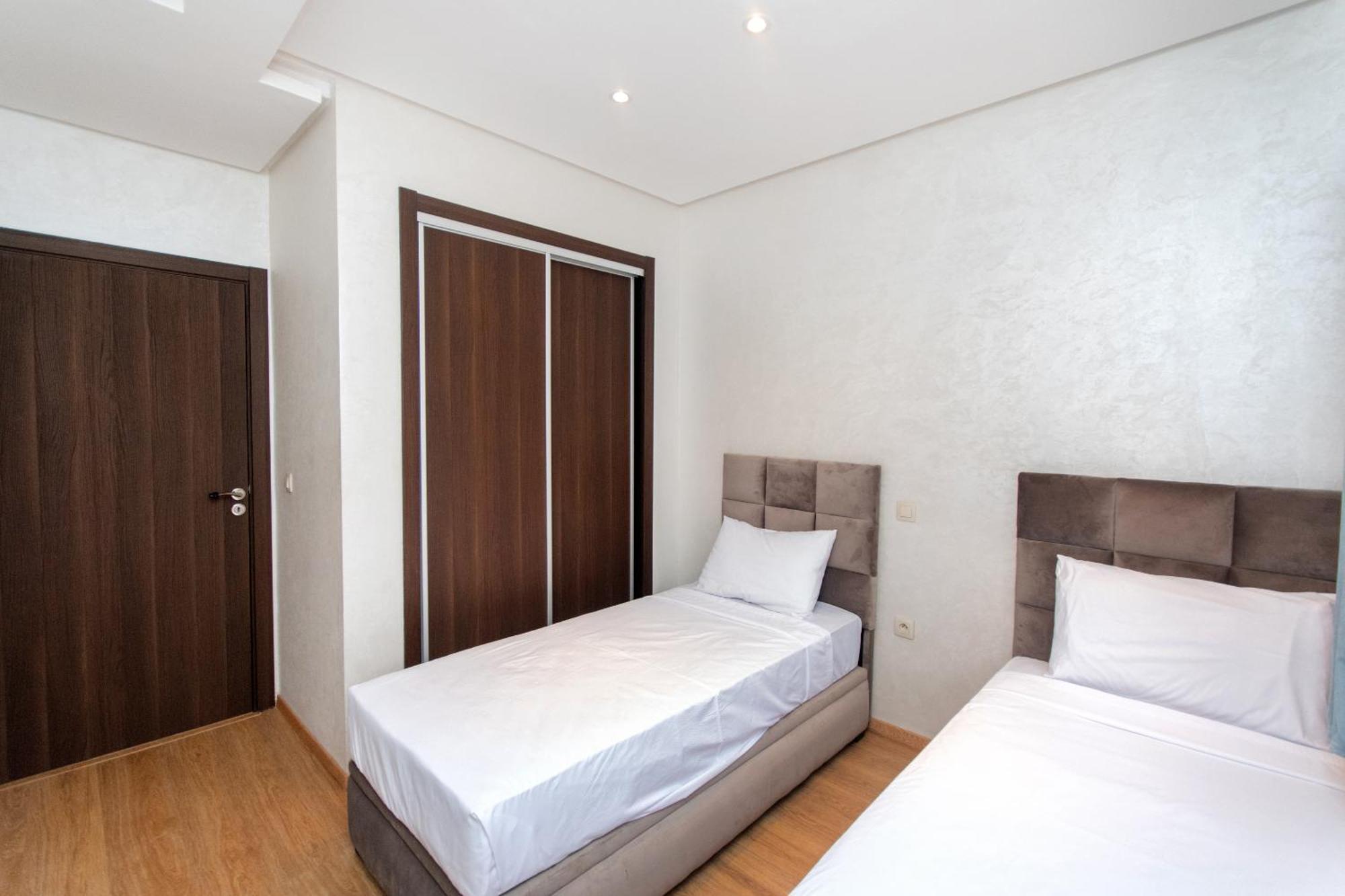 10 Min Menara Airport, Con Piscina Apartment *