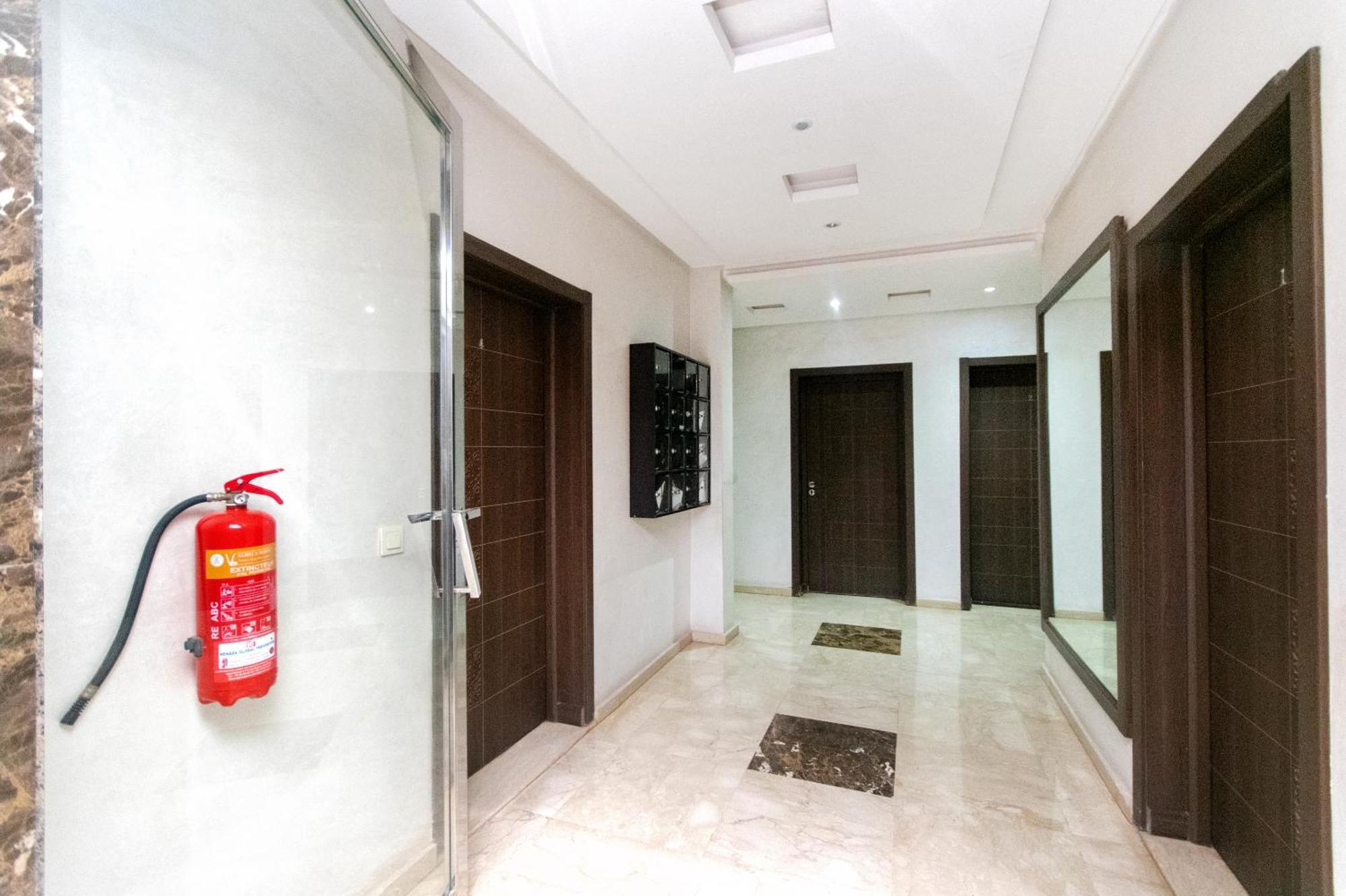 10 Min Menara Airport, Con Piscina Apartment