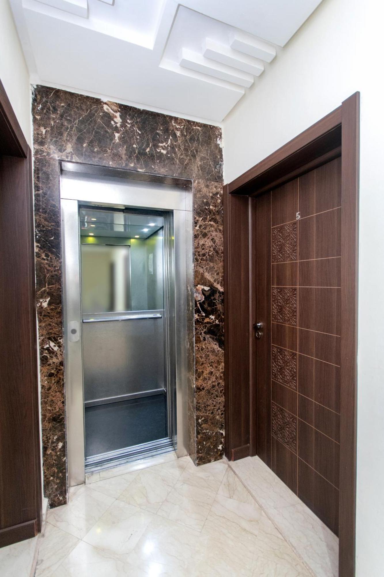 10 Min Menara Airport, Con Piscina Apartment