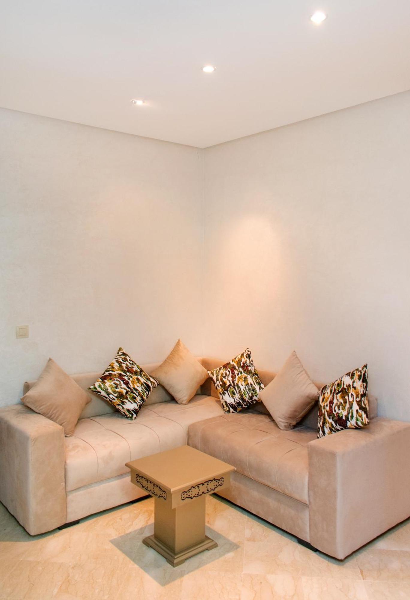 Apartment 10 Min Menara Airport, Con Piscina