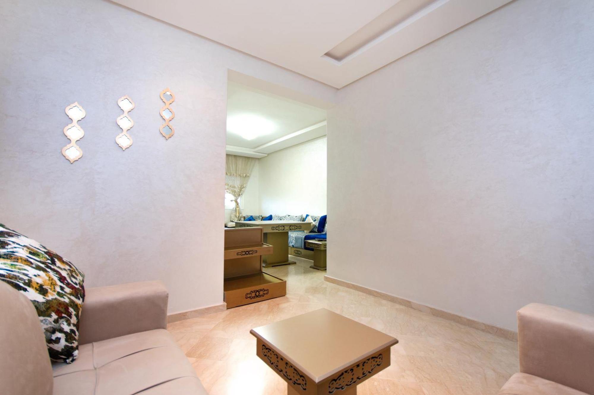 10 Min Menara Airport, Con Piscina Apartment *