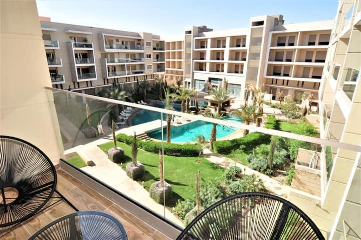 Sunny Pool View Apartment