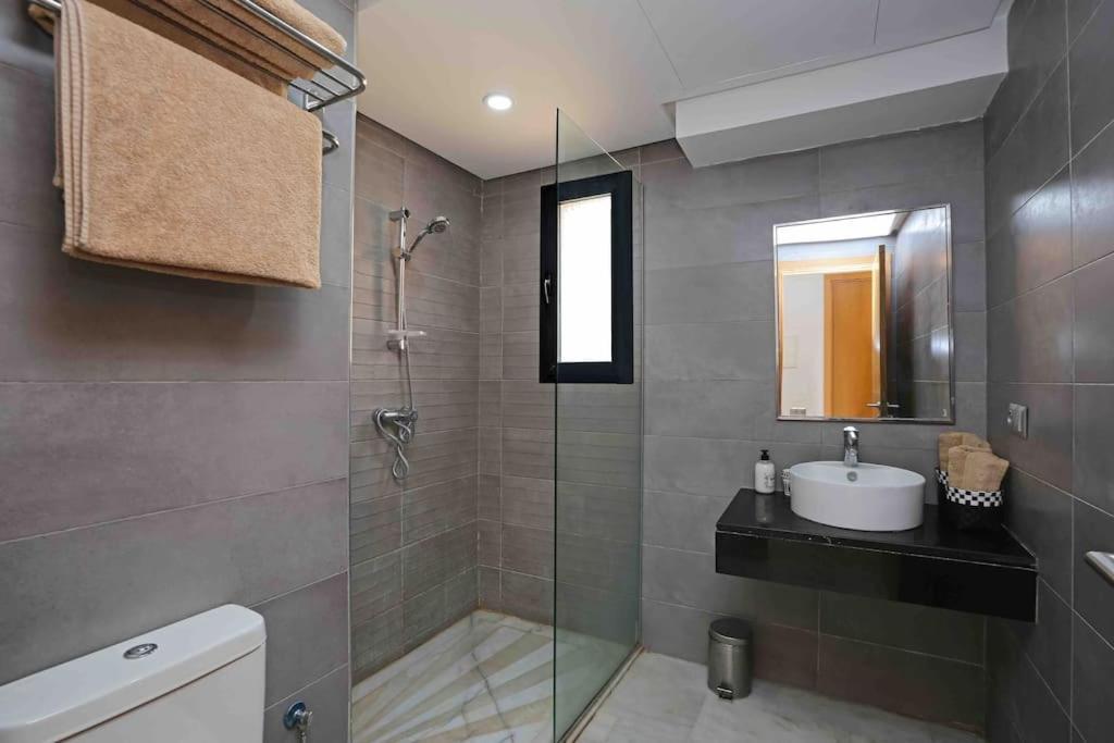 Elegant And Modern With Location
