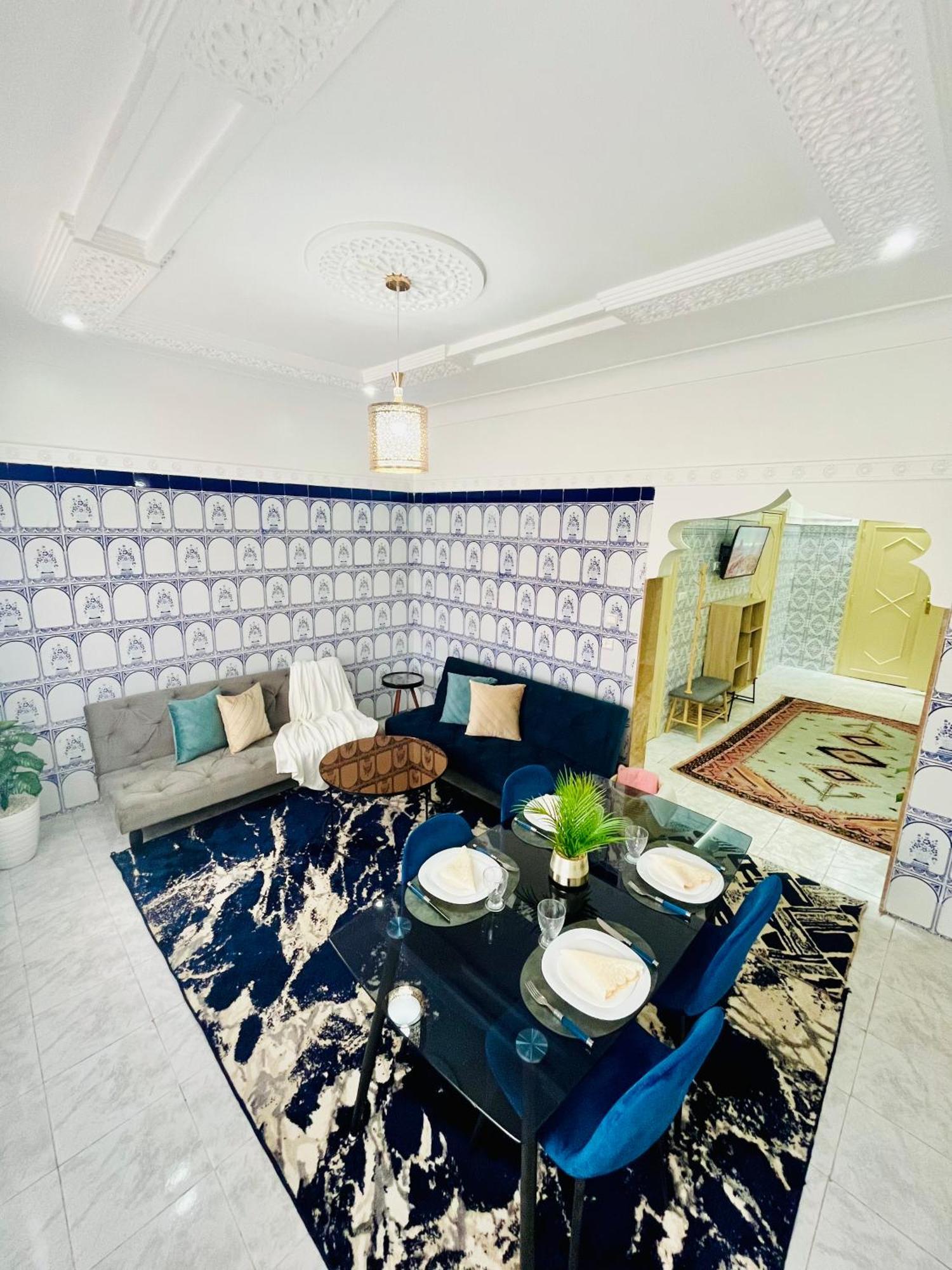 Joli Patio: Rooftop Retreat With Parking Apartment