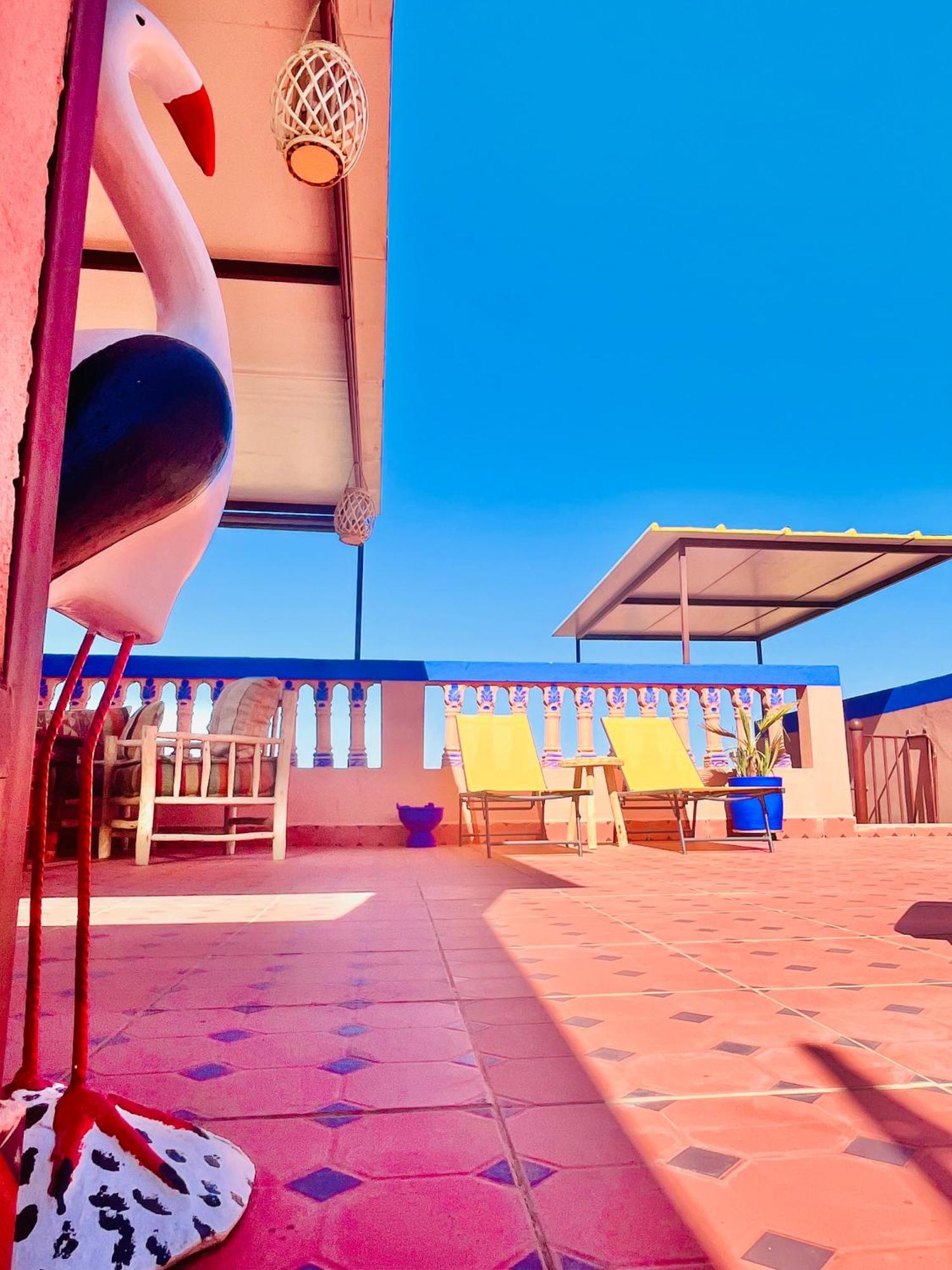 Apartment Joli Patio: Rooftop Retreat With Parking