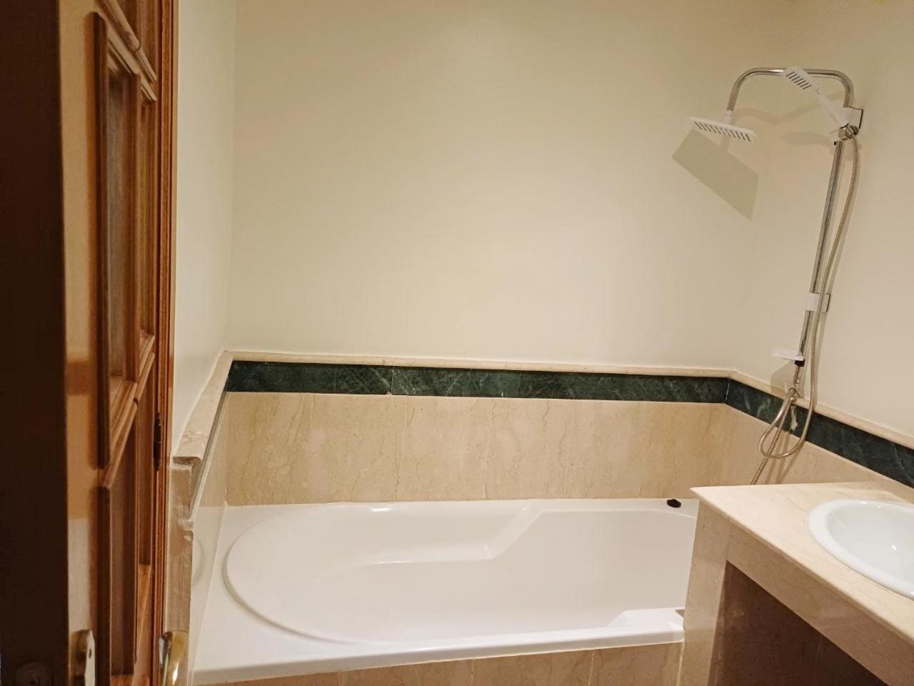 Family Apartment With Pool Appartement *