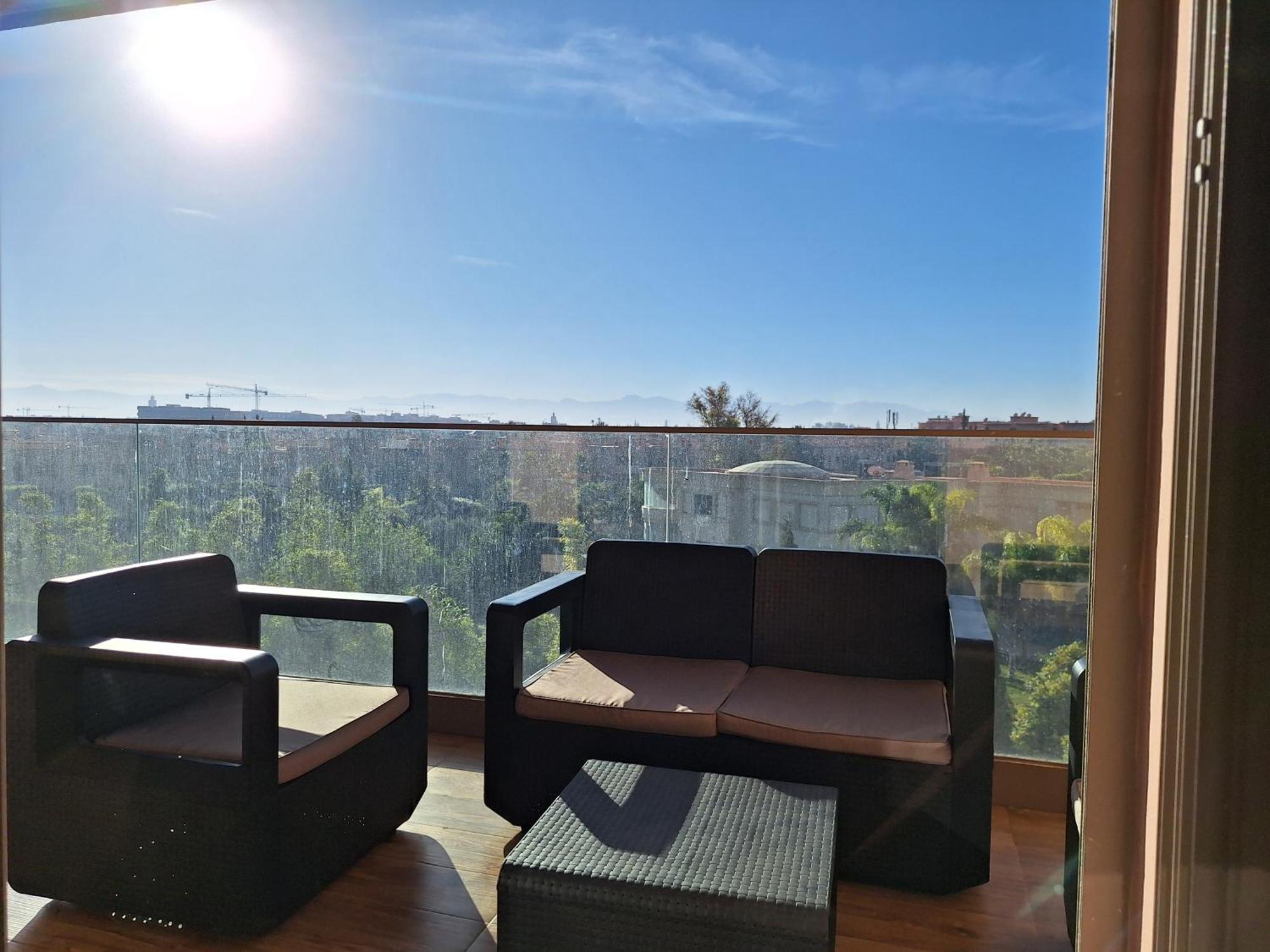 Bel A Marrakech Dans La Pearl Garden Avec Piscine Situee Sur La Route De Casablanca Sa Grande Terrasse A Splendide Vue Sur La Et Les Montagnes De L'atlas A Quelques Minutes Du Centre Et Du Grand Stade De Marrakec Apartamento *