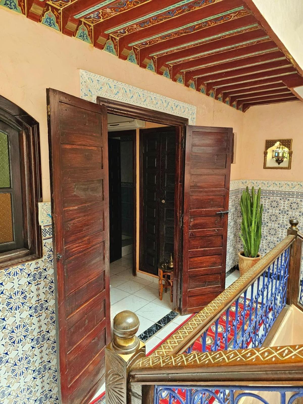 Riad Yazuinaa *