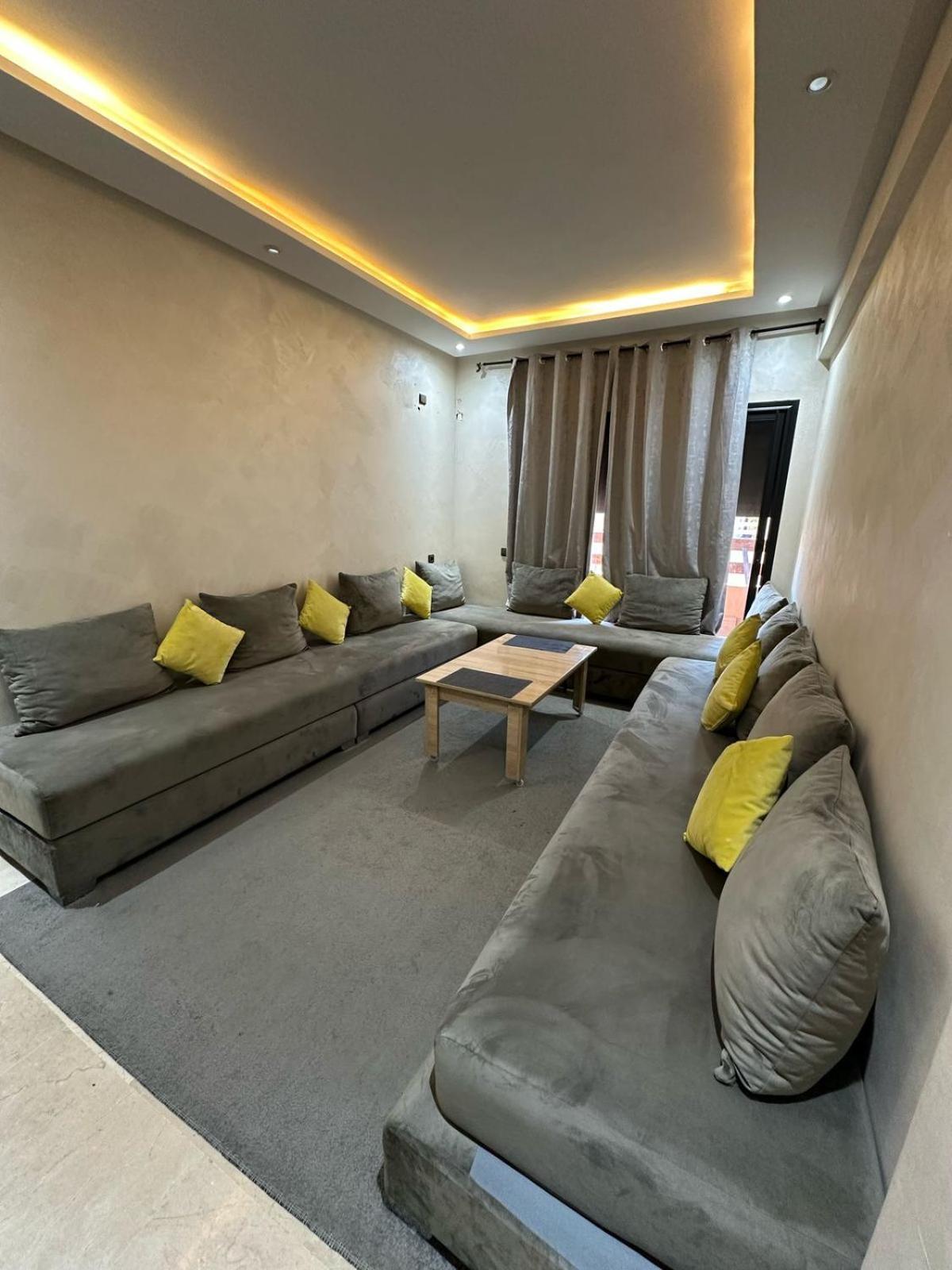 Apartment Family In The Center *