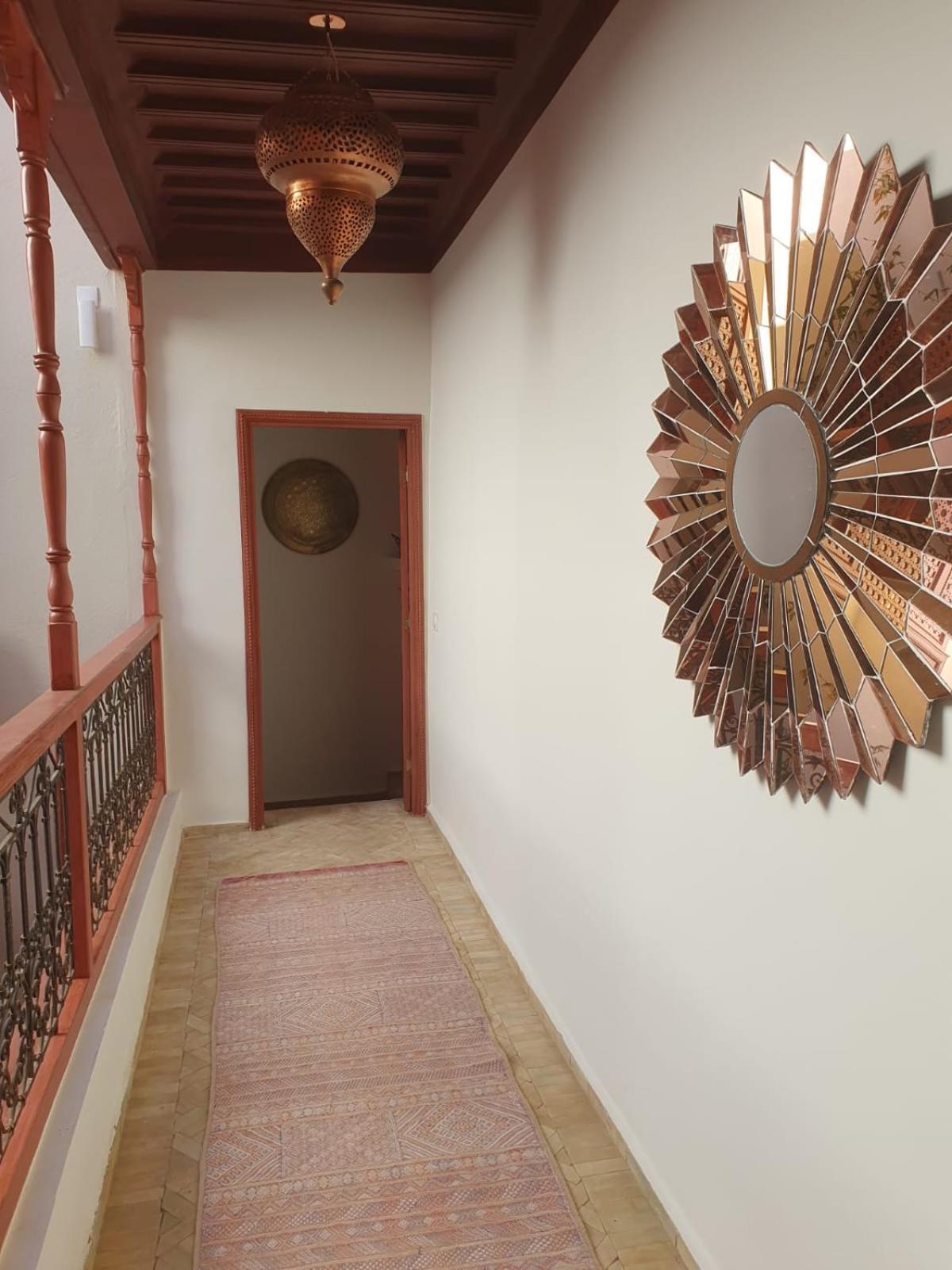 Le Singe Rose Bed & Breakfast *