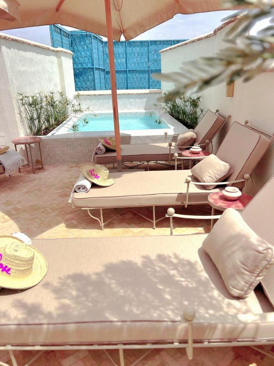 Le Singe Rose Bed & Breakfast *